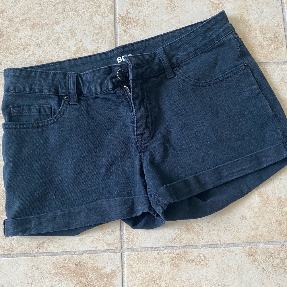 urban outfitters black mid rise shorts